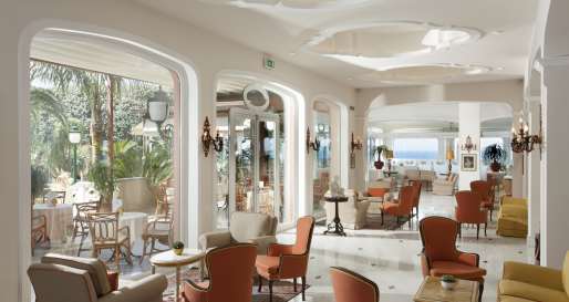Bar and lobby 