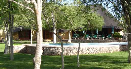 Exterior and pool - Mushara Lodge