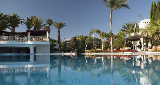 Oasis Parc Pool and Palm Bar 