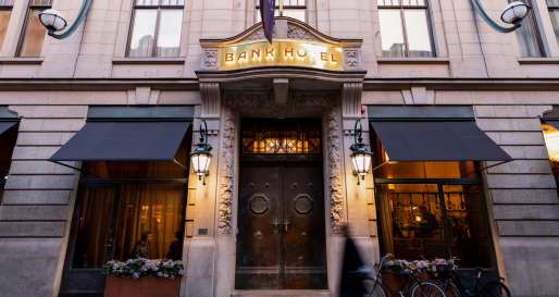 Bank Hotel Entr 