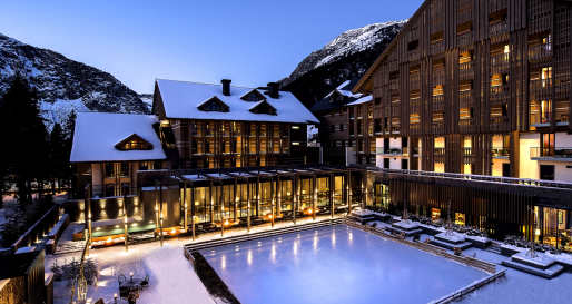Courtyard with ice rink - The Chedi Andermatt