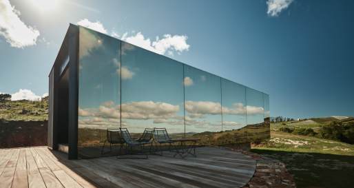 Reflective Cabin Exterior - Sacromonte 