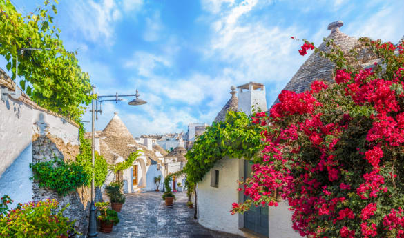 Wander among the Trulli