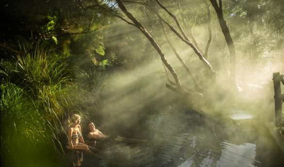Solitaire Lodge - Visit the Tarawera Thermal Springs