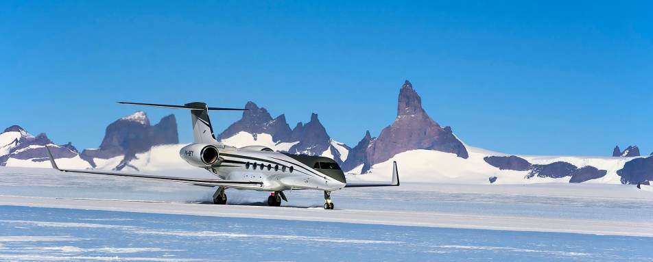 Landing at Wolfs Fang - White Desert Antarctica 