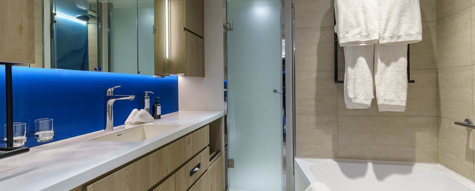 deluxe balcony bathroom 