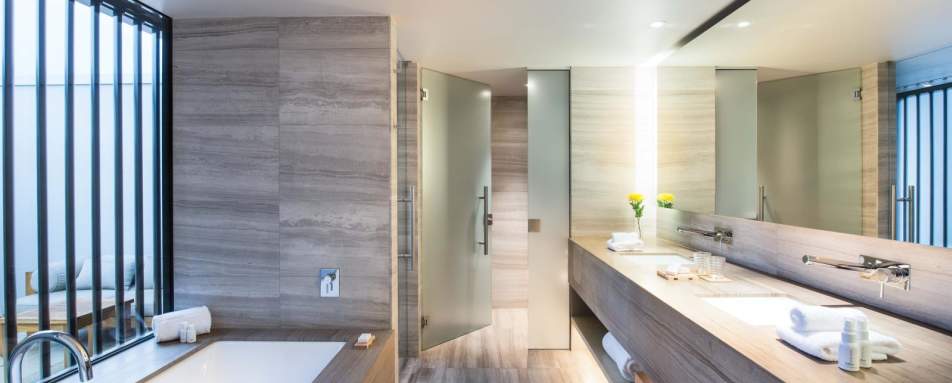 Deluxe Bathroom - Saffire