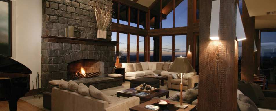 Lounge at Night - Spicers Peak Lodge