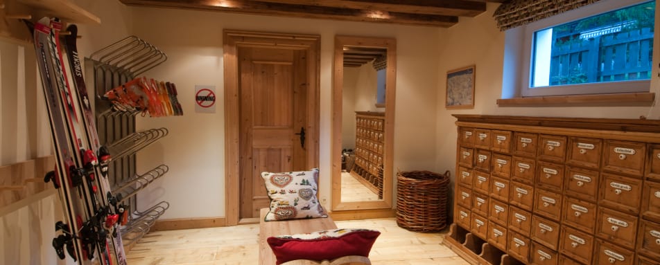 ski/boot room 