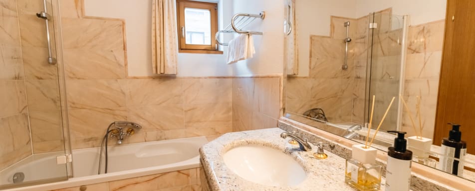 Deluxe Maiensee Bathroom 