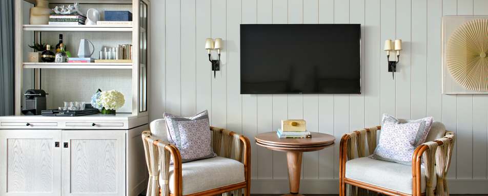 Queen Room Sitting Area 