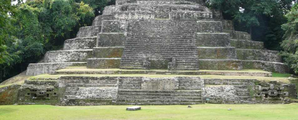 Lamanai Maya pyramid - Lamanai Outpost Lodge