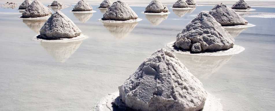 Salt collecting - Airstream Uyuni