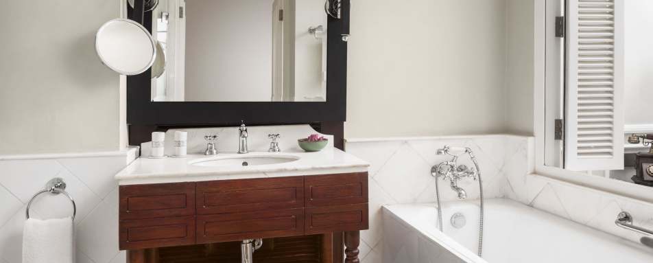 Balcony Suite - Bathroom 