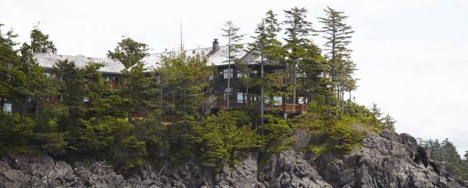 Perched on the rocky shore - Middle Beach Lodge