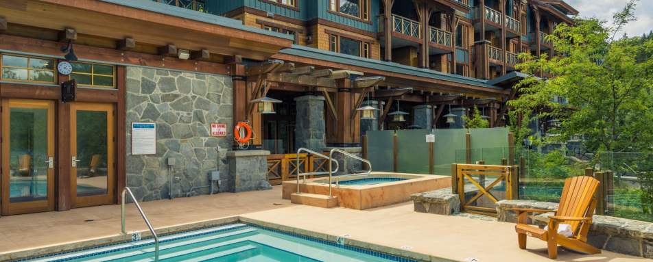 Lakeside pool - Nita Lake Lodge