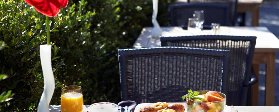 Dining at Oswego Hotel