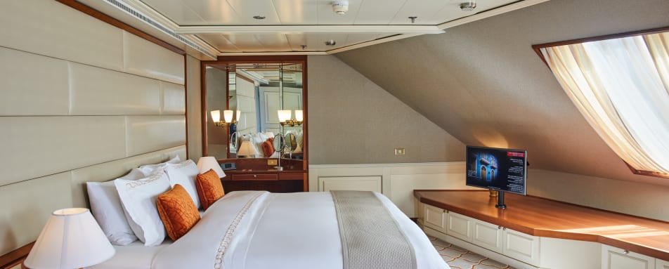 SilverSeaWhisperRoyalSuite 