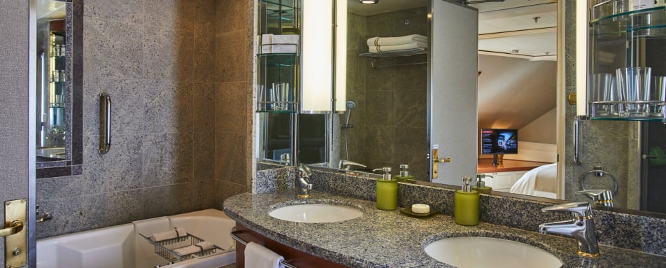 SilverSeaWhisperRoyalSuite 