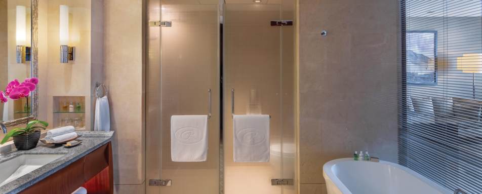 Executive Room Bathroom - Regent Beijing