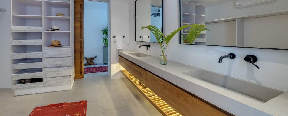 Bathroom and Walk-in Wardrobe - Casa Letty 