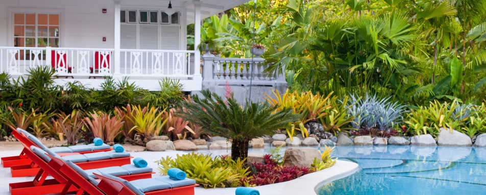 Poolside loungers - Aguas Claras 