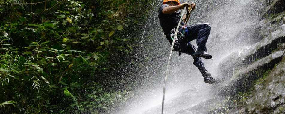 Waterfall rappelling - El Silencio Lodge