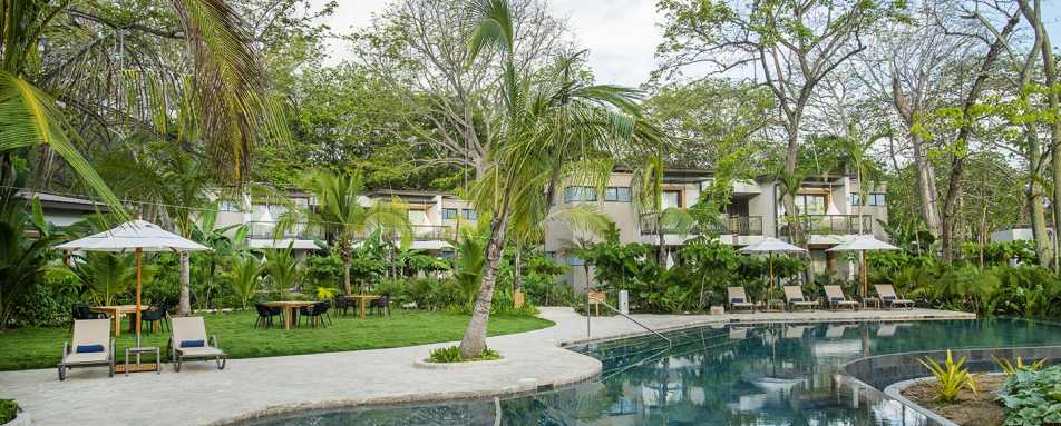 Around the pool - Nantipa 