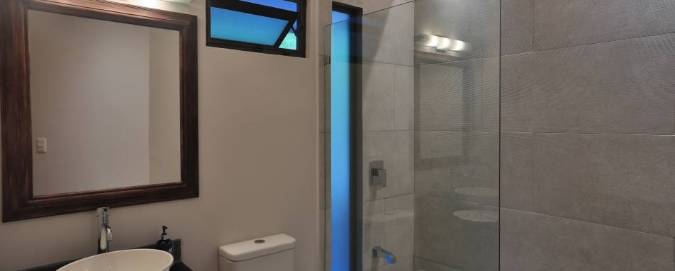 Modern bathrooms - Senda Monteverde 