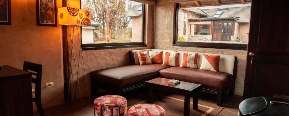 SUITE DELUXE SEATING AREA 