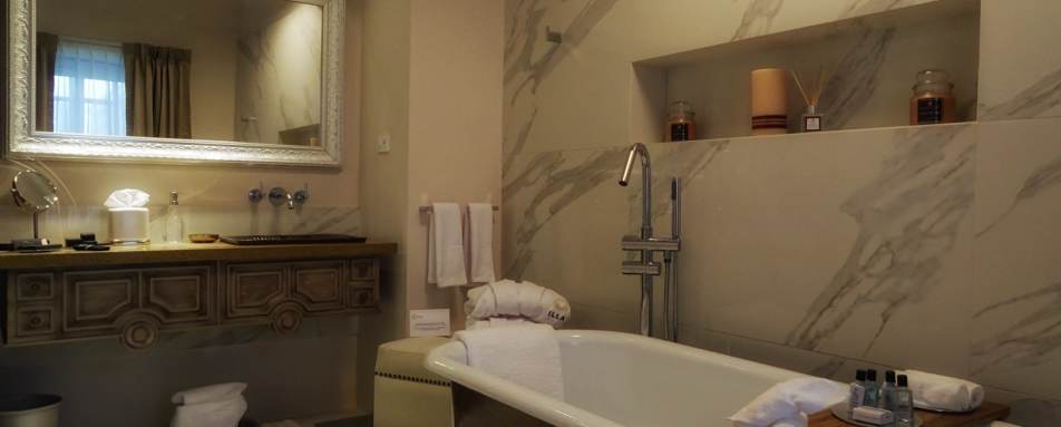Panecillo Suite bathroom - Illa Experience Hotel