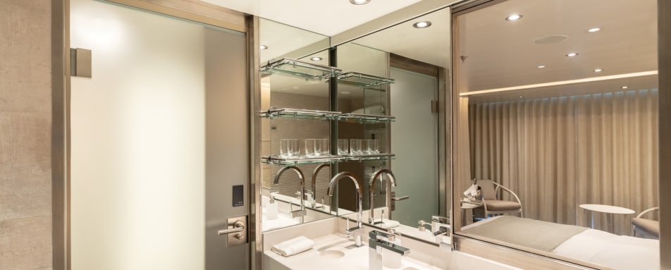 Veranda Suite Bathroom 