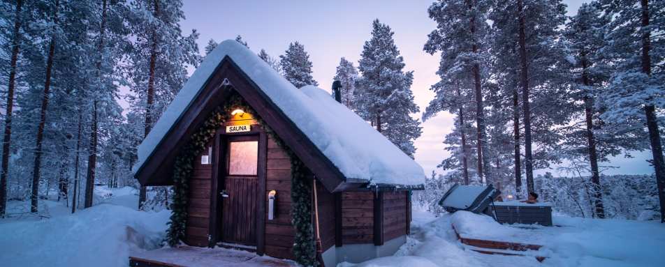 Sauna cabin with outdoor jacuzzi 