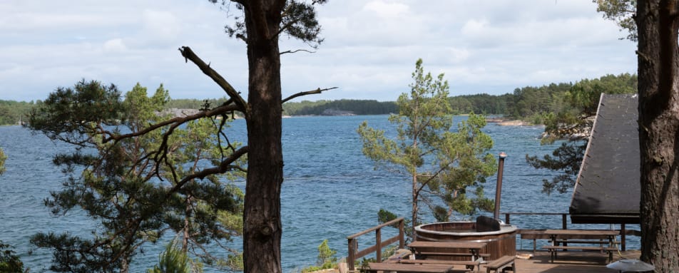 Hot tub by smoke sauna 