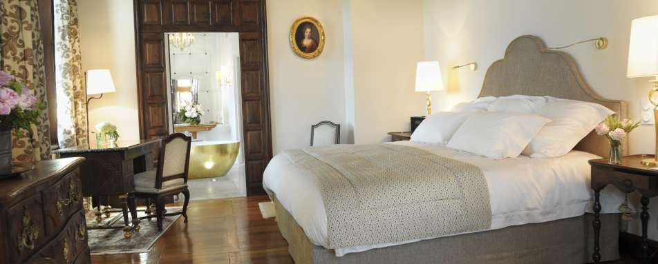 La Favorite Bedroom - Chateau de la Treyne