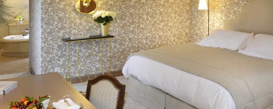 La Tour bedroom - Chateau de la Treyne