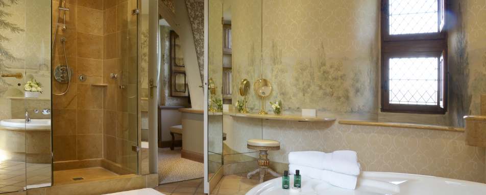 La Tour bathroom - Chateau de la Treyne