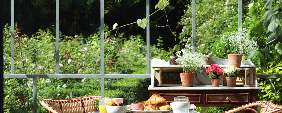 Roseraie seating area 