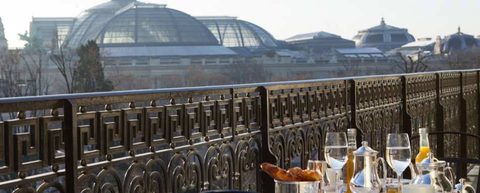 Breakfast on the terrace - La Reserve Paris