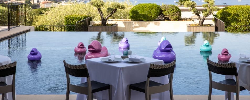 Restaurant by the pool 