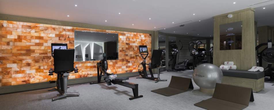 Fitness area with Himalyan salt wall - Le K2 Altitude
