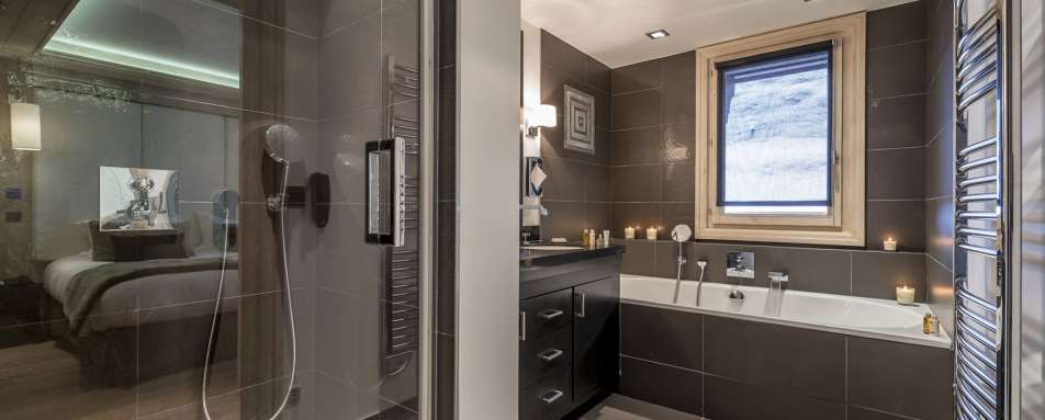 En-suite bathroom, 6 person family suite, Le Kaila