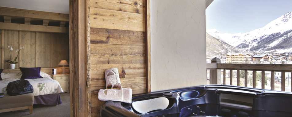 Jacuzzi with a view in 'Ours' Bear Suite - Les Barmes de l’Ours