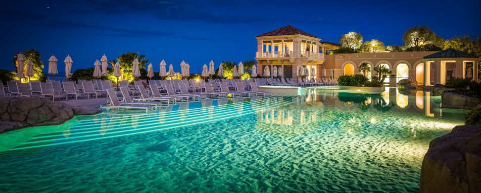 Exterior view by night 2 