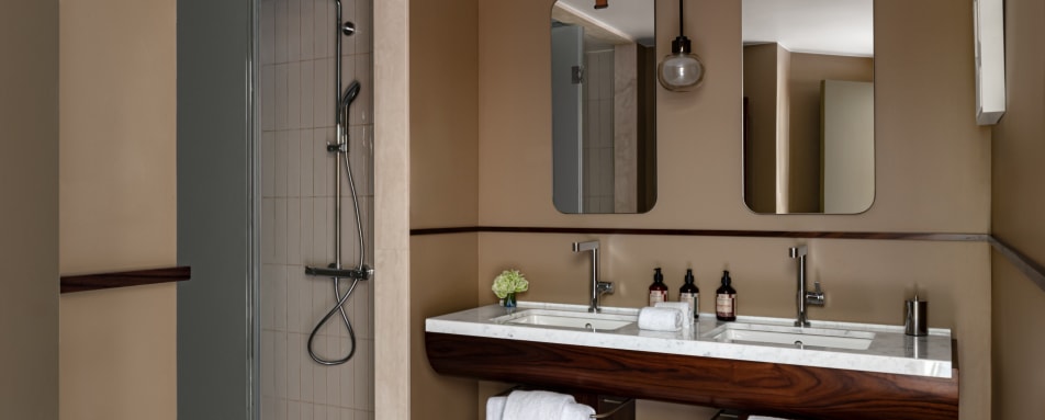 Junior Suite Bathroom 