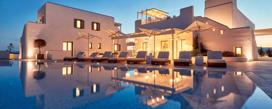 18 Grapes - Outside Pool 