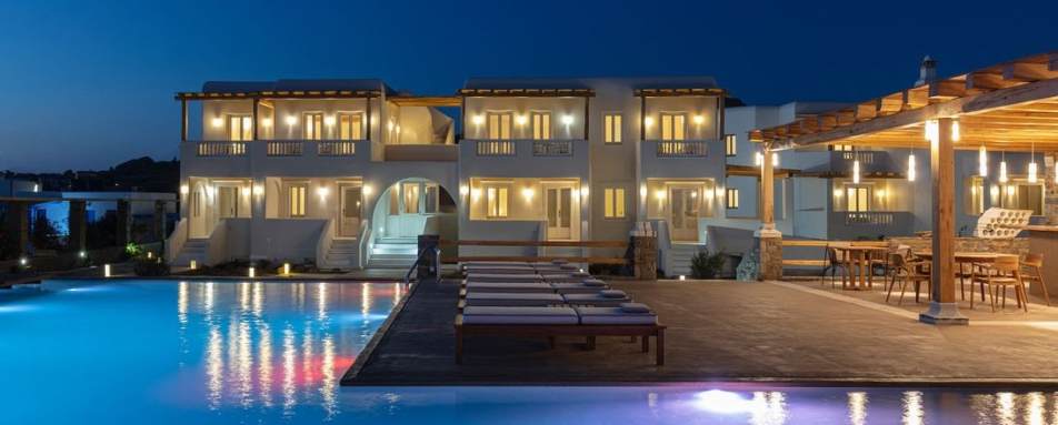Ammothines Cycladic Suites - Outside Pool by night 