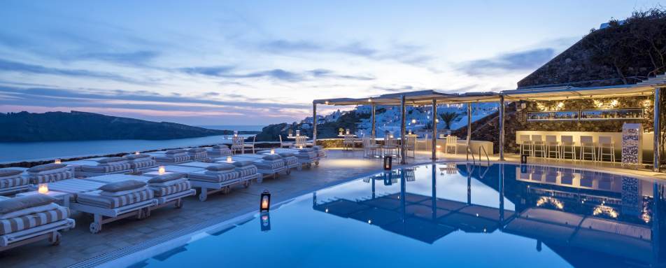 Pool and restaurant - Canaves Oia Suites