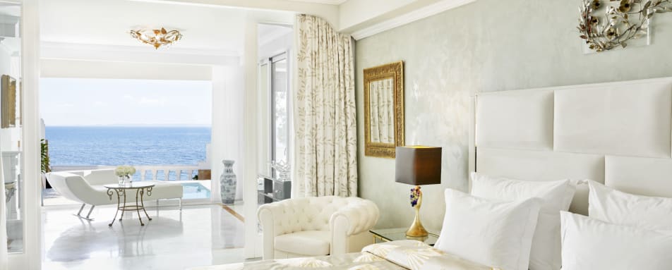 Honeymoon Executive Pool Suite 