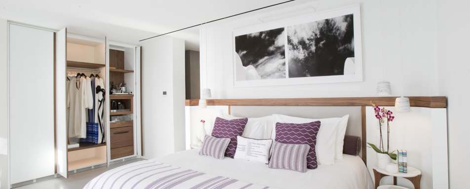 Junior Suite with plunge pool bedroom - Grace Santorini 